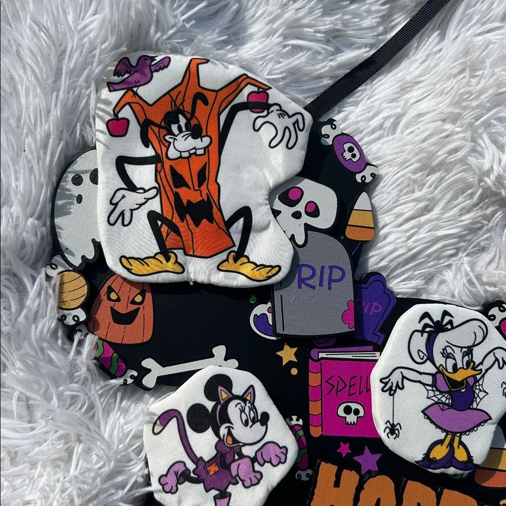 Disney Parks 2022 Mickey Mouse and Friends ''Happy Halloween” Door Wreath NEW
